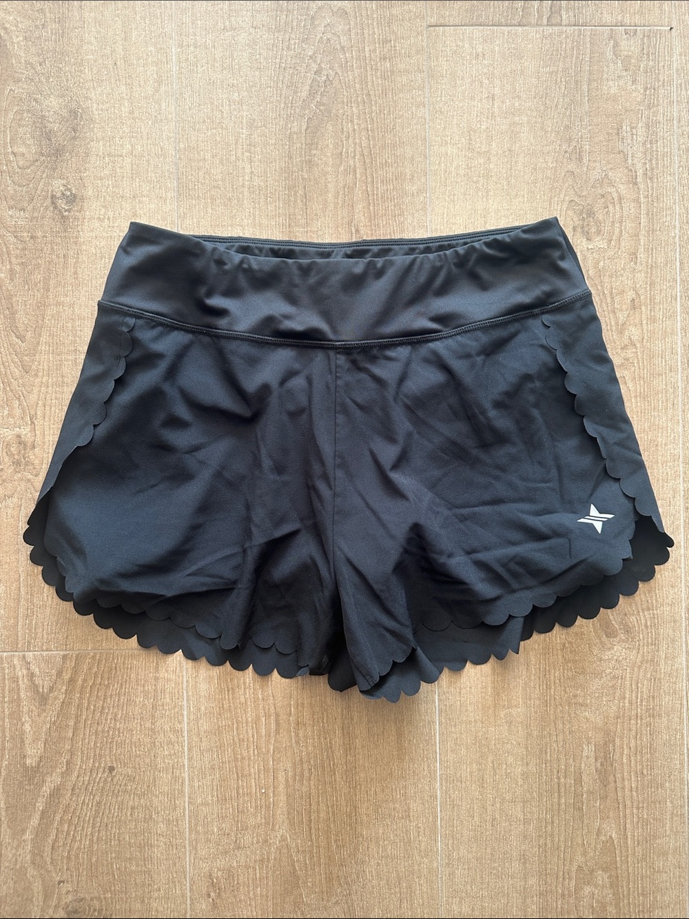 Tuckernuck black scalloped athletic shorts XL like new